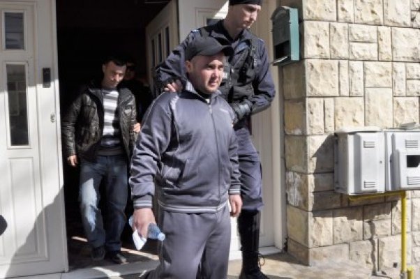 Contrabandiştii care acţionau pe Dunăre, printre care şi poliţişti, rămân sub control judiciar